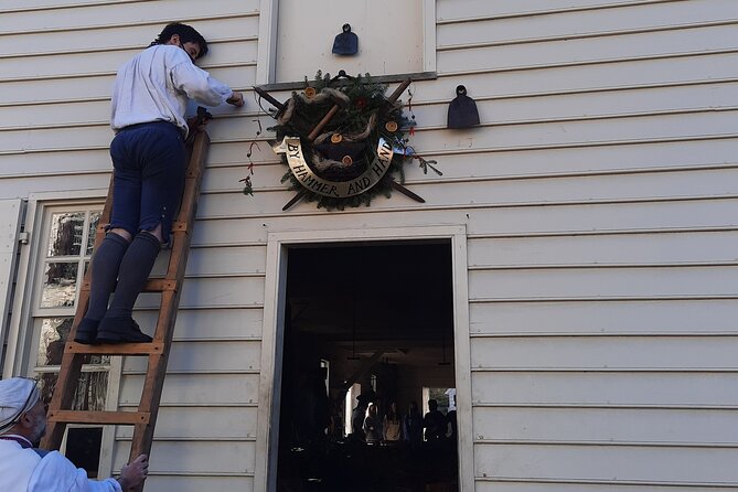 1 Hour Christmastide Walking Tour in Virginia Past and Present - Ending near Raleigh Tavern Bakery