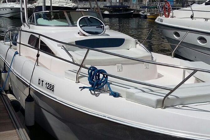 33ft. Yacht Rental on New Year's Eve around Dubai Palm - Key points to know before booking