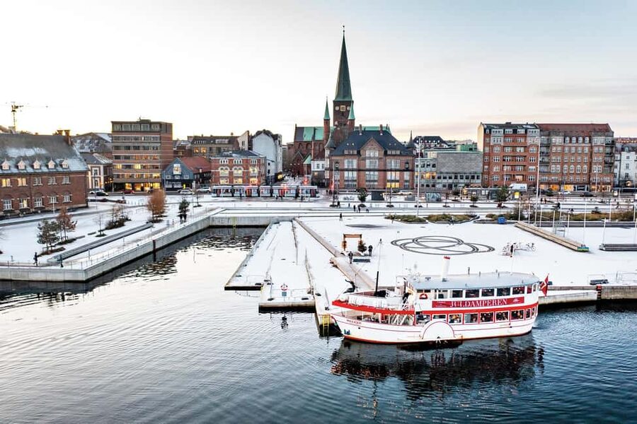 Aarhus: Christmas Harbour Cruise with Local Guide - Drinks, snacks, and the important ordering question
