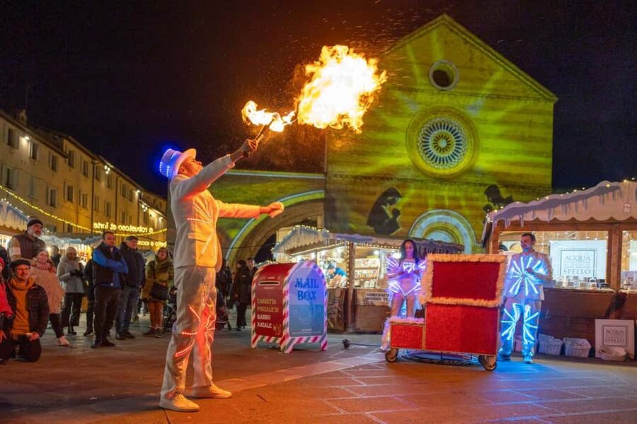 Assisi Christmas Train Tour - The Second Pass Through Piazza del Comune