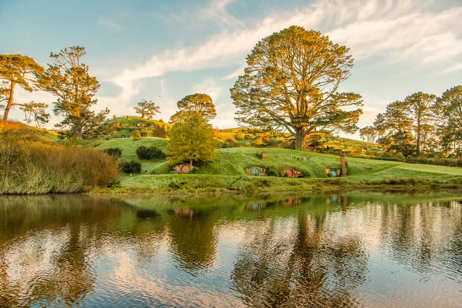 Auckland: Hobbiton Movie Set Day Trip with Festive Lunch - Stepping inside Bagshot Row