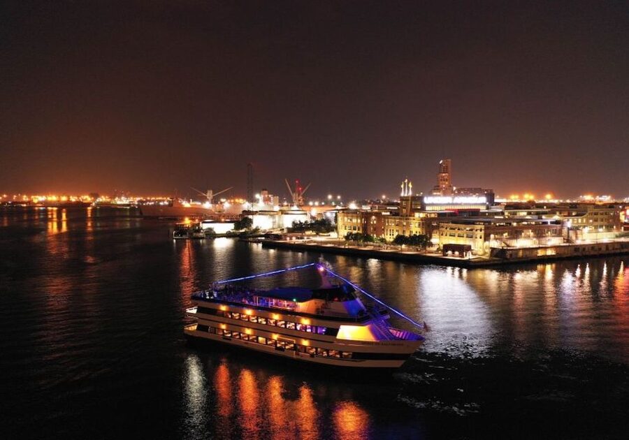 Baltimore: Christmas Eve Gourmet Brunch or Dinner Cruise - The meal and private-table setup