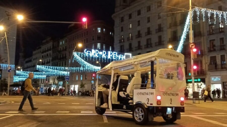 Barcelona: Private Christmas Lights Tour by Eco Tuk Tuk - Key points to know before booking