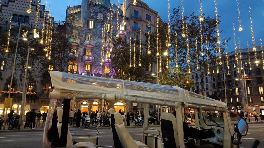 Barcelona: Private Christmas Lights Tour by Eco Tuk Tuk - Passeig de Gràcia and Gaudí after dark