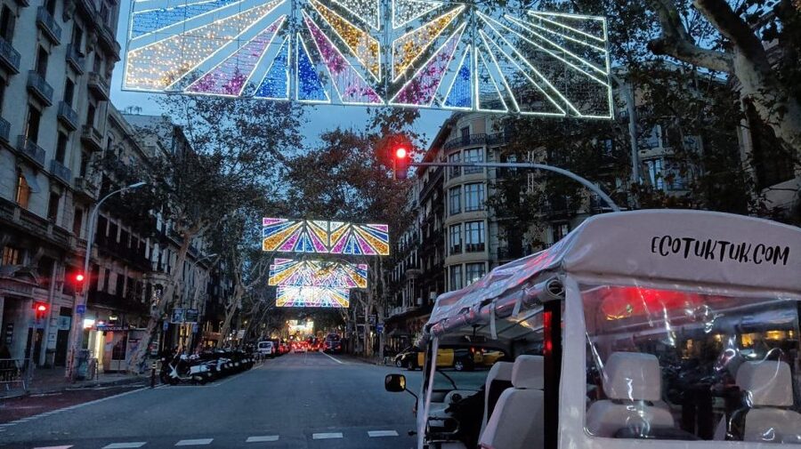 Barcelona: Private Christmas Lights Tour by Eco Tuk Tuk - Palau Robert and the changing Christmas displays