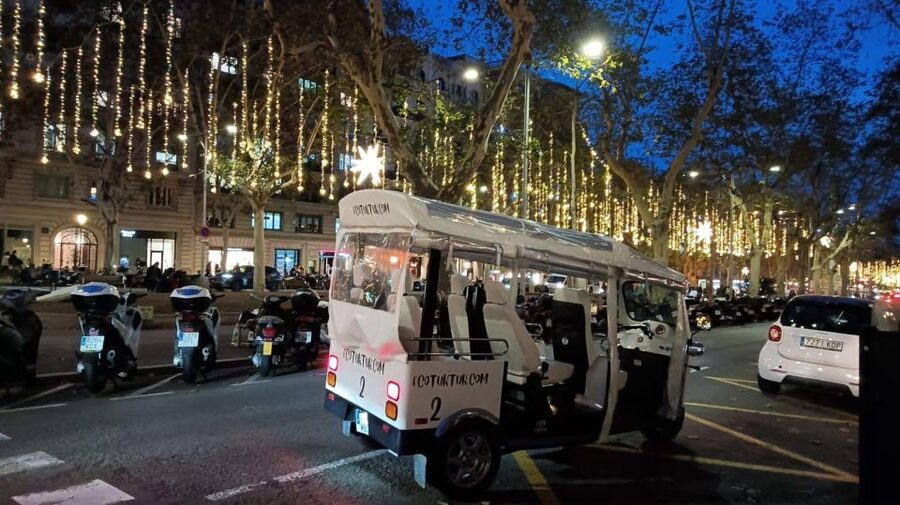 Barcelona: Private Christmas Lights Tour by Eco Tuk Tuk - Plaça de Catalunya and Plaça d’Urquinaona