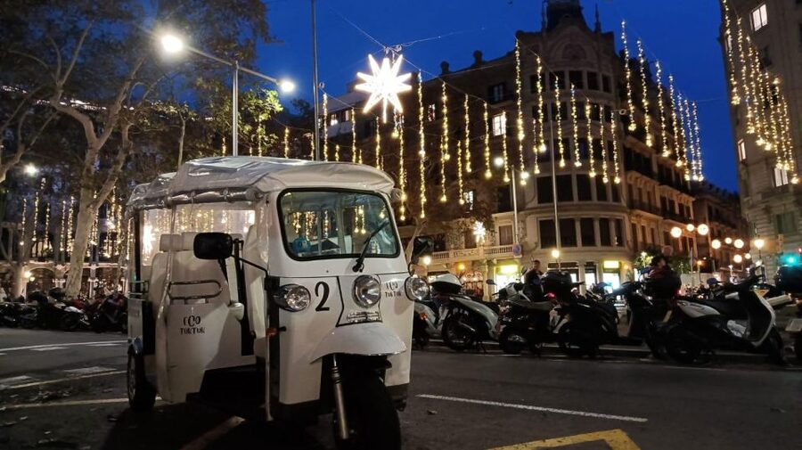 Barcelona: Private Christmas Lights Tour by Eco Tuk Tuk - What the private electric tuk tuk changes