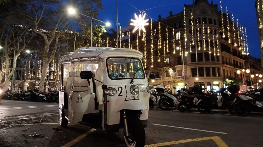 Barcelona: Private Christmas Lights Tour by Eco Tuk Tuk - Guide quality and the value of local commentary