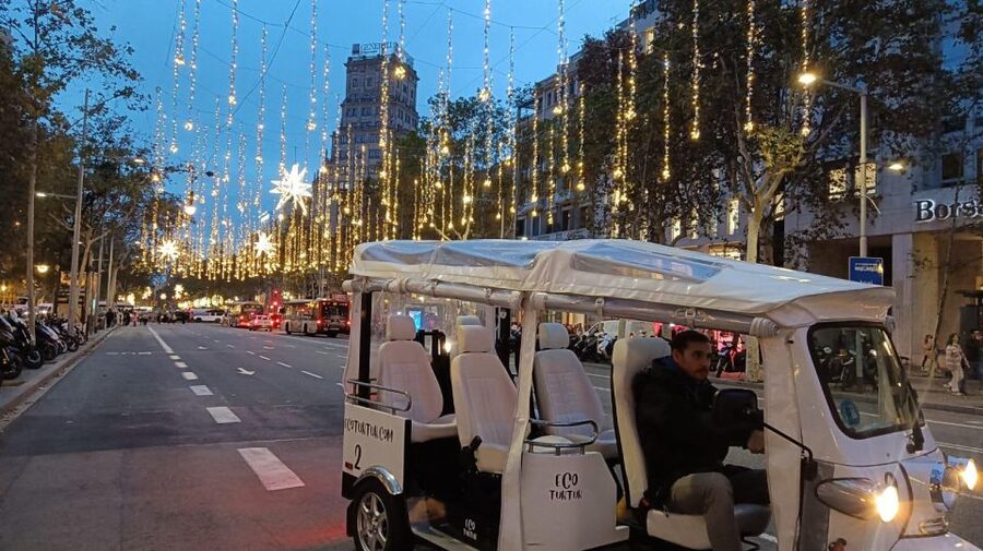 Barcelona: Private Christmas Lights Tour by Eco Tuk Tuk - Passeig de Sant Joan and the Arc de Triomf