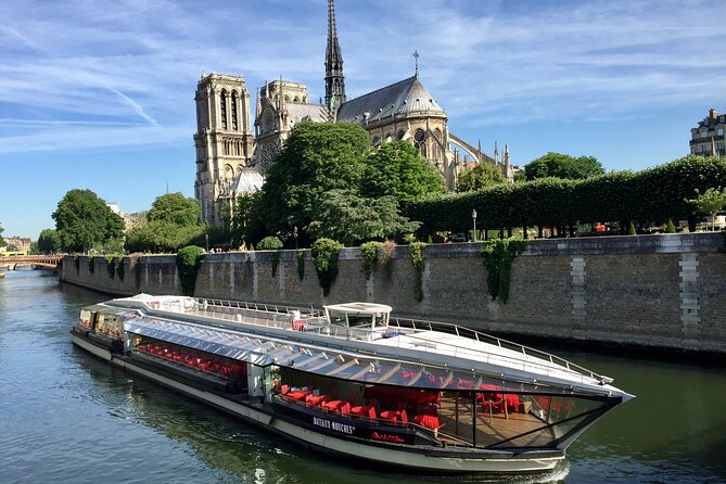 Bateaux Mouches Christmas Special Lunch Cruise in Paris - What the $150.20 price really covers