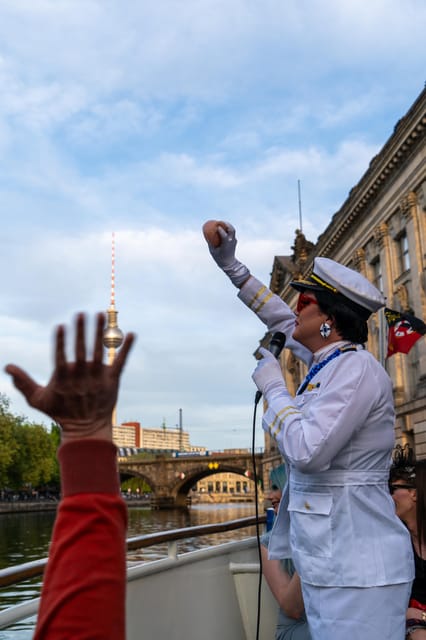 Berlin: Christmas cruise on the Spree with drag queen Audrey. - What the strongest praise tells you