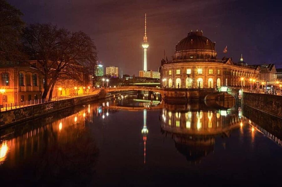 Berlin: Winter Spree Cruise with Mulled Wine and Christmas Stollen - Tiergarten and the first stretch of central Berlin