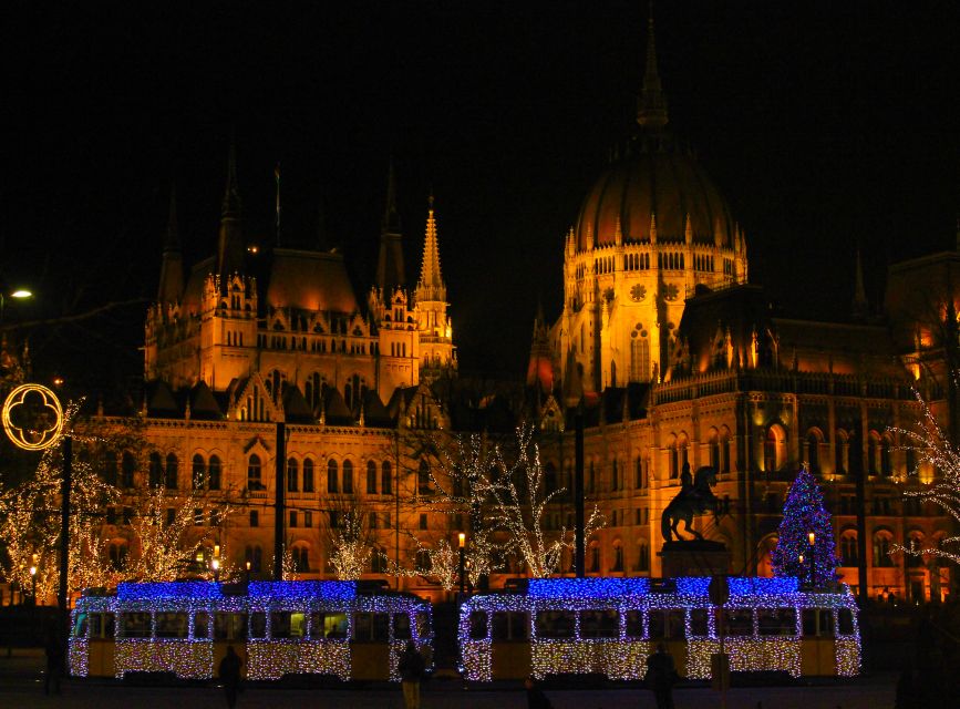Budapest Christmas Walking Tour w Entry to Basilica - Fashion Street and the market at Vörösmarty Square