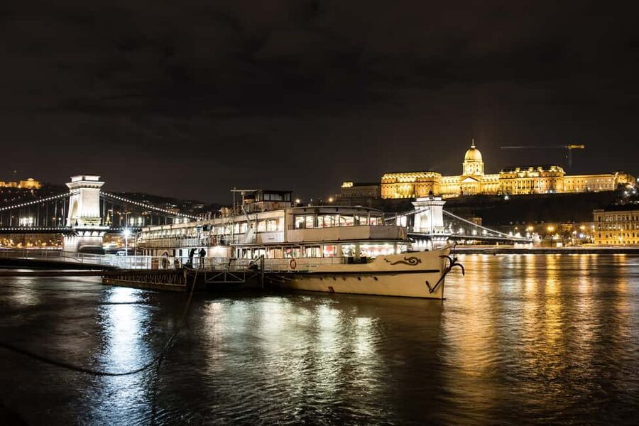Budapest: New Year's Eve Party Cruise with Food & Live Show - Midnight on the Danube