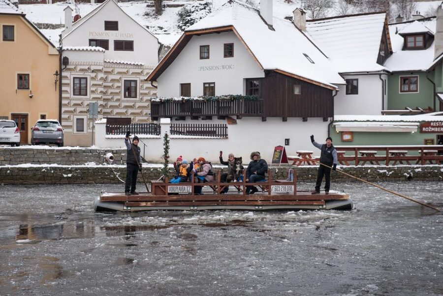Český Krumlov: Advent Wooden Raft River Cruise - Why the river gives Český Krumlov a new face
