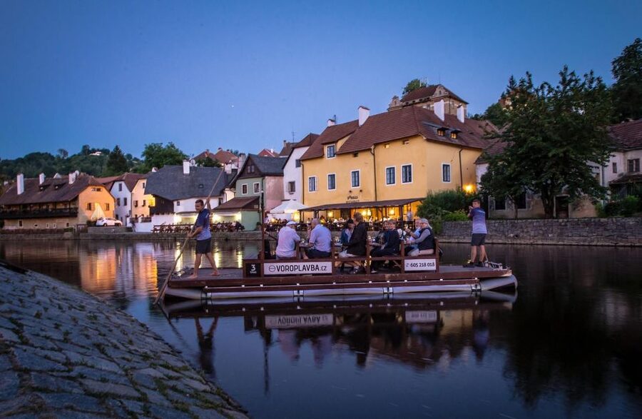 Český Krumlov: Advent Wooden Raft River Cruise - Boarding a traditional wooden raft