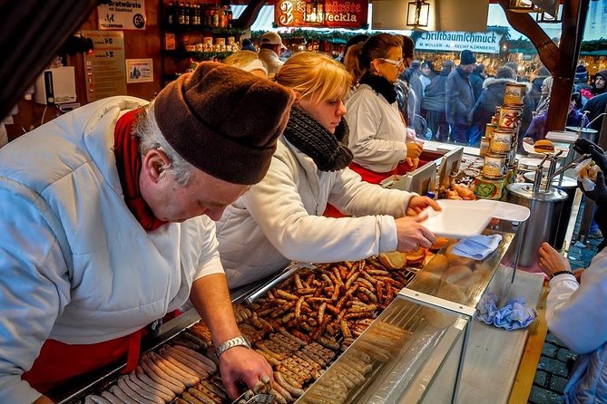 Chicago-Style Holiday Hike: Festive Food and Walking Tour - Deep dish at Lou Malnati’s