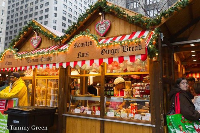 Chicago-Style Holiday Hike: Festive Food and Walking Tour - Millennium Park, ice skating, and Cloud Gate