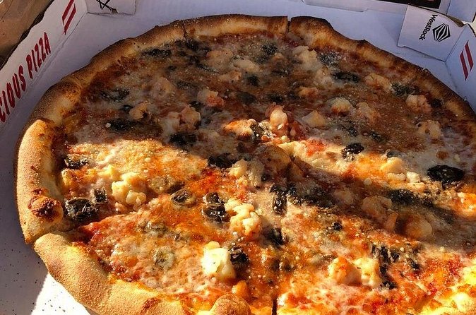 Christmas Cove and Pizza Pi Happy Hour Sail Tour - Drinks, rum punch, and the happy hour idea