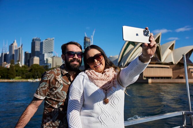 Christmas Day Dinner Cruise on Sydney Harbour - Food, music, and Christmas bon-bons