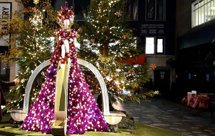 Christmas Lights Taxi Tour with Hotel Pickup - What the guide adds to the evening
