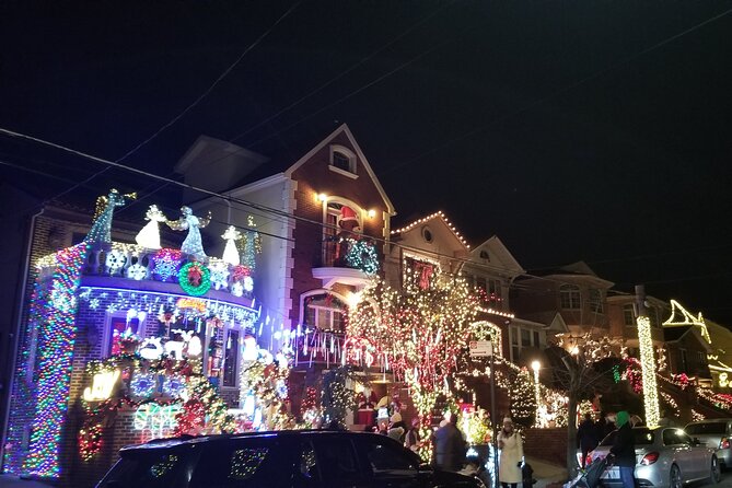 Christmas Lights Tour of Dyker Heights Brooklyn - What the guide adds to the experience