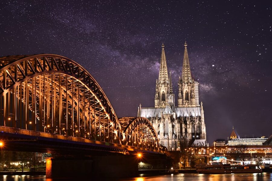 Cologne: Rhine River Winter Cruise with Festive Music - What the 90-minute route shows you