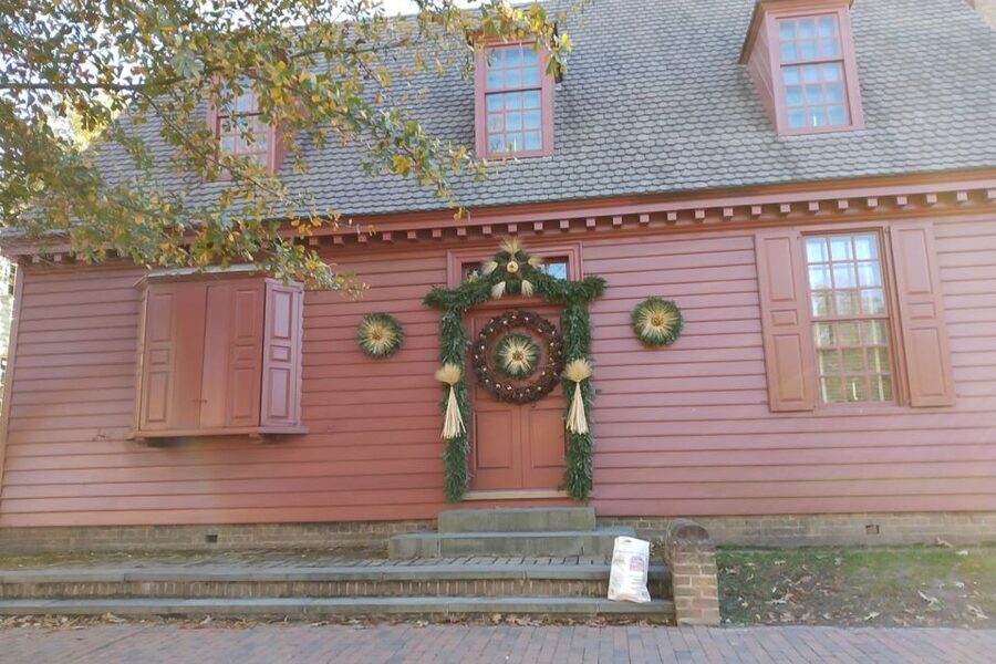 Colonial Williamsburg: Christmas Walking Tour - A colonial Christmas begins at the Capitol