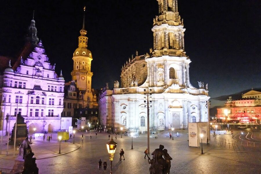 Dresden with a touch of Xmas: English small group tour - Starting beside the Elbe at Schlossplatz