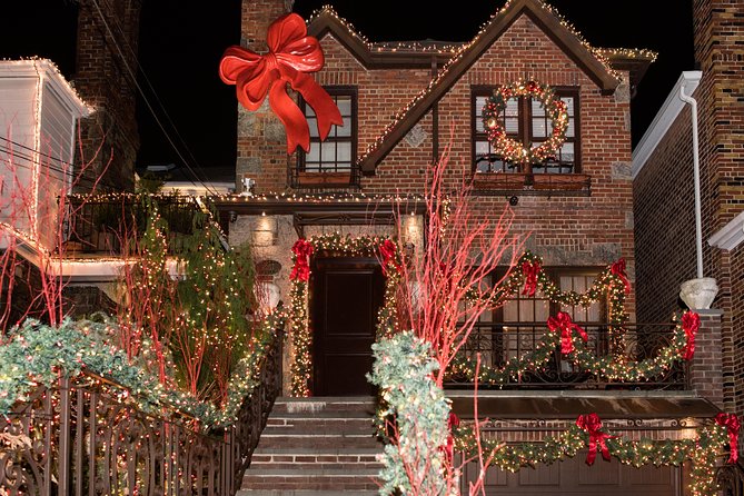 Dyker Heights Christmas Lights and NYC Skyline View Bus Tour - Group size, languages, and staying with the guide
