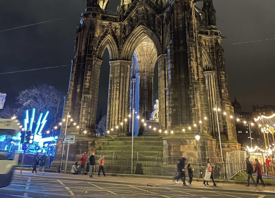 Edinburgh: Christmas Walking Tour with Gingerbread Treat - Practical Tips for a Smoother Evening