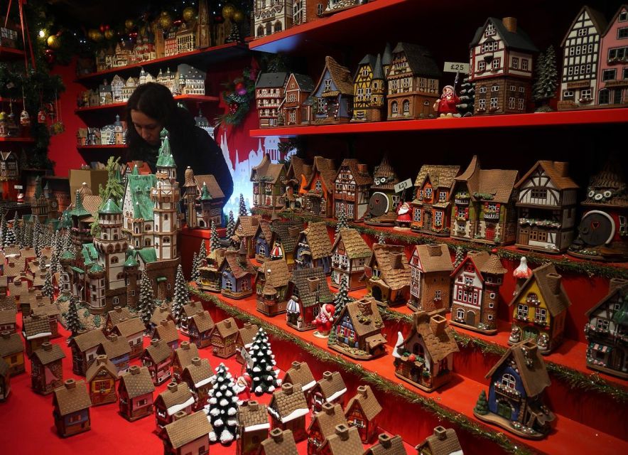 Edinburgh: Christmas Walking Tour with Gingerbread Treat - Starting on the Royal Mile