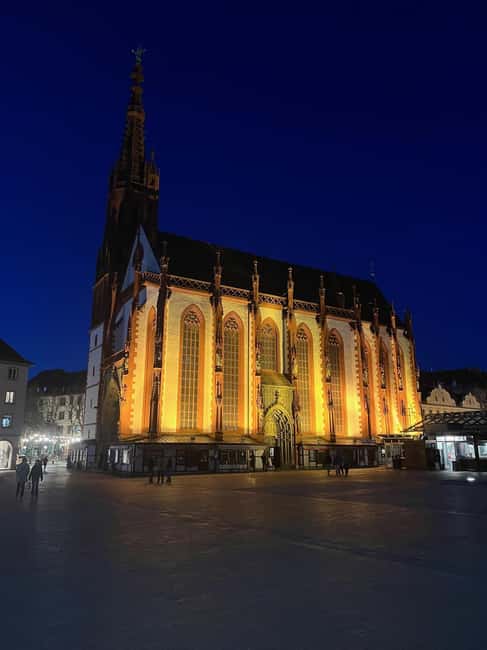 Enjoyable Advent tour: champagne, cookies & mulled wine in Würzburg - Mulled wine at Marktplatz
