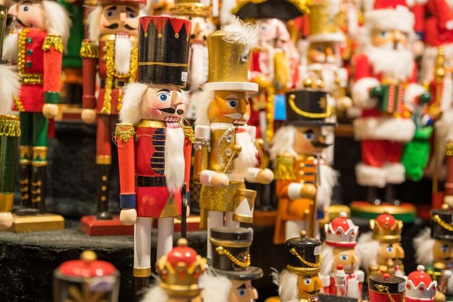 Frankfurt: Christmastime Tour of the new old town - Christmas Market food at the end