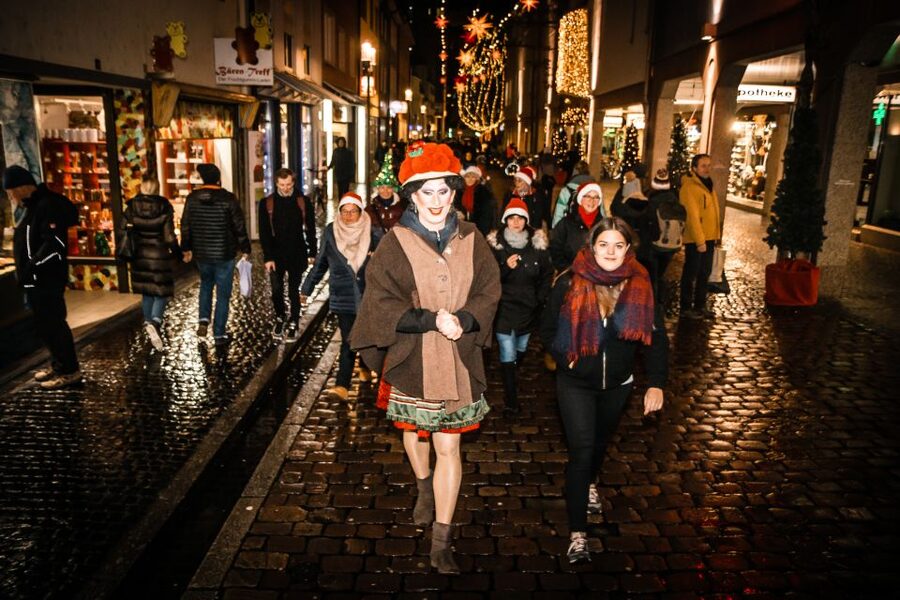 Freiburg: Christmas Drag Show Walk with Betty BBQ - Freiburg after dark, with a drag-show twist