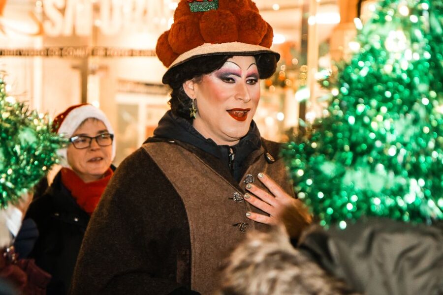 Freiburg: Christmas Drag Show Walk with Betty BBQ - The first moments: joining a moving stage