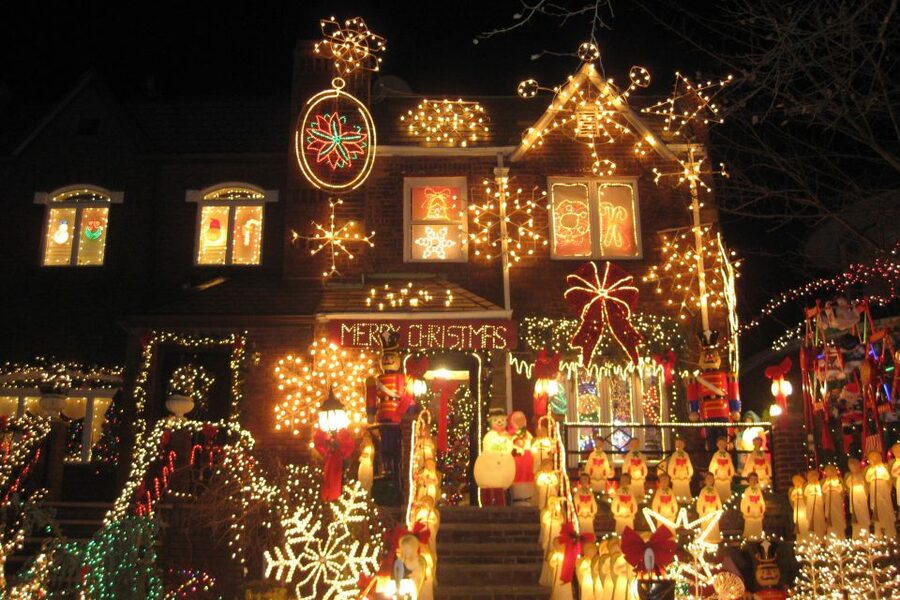 From Manhattan: 4-Hour Brooklyn Christmas Magic Tour - Why Dyker Heights is worth the trip from Manhattan