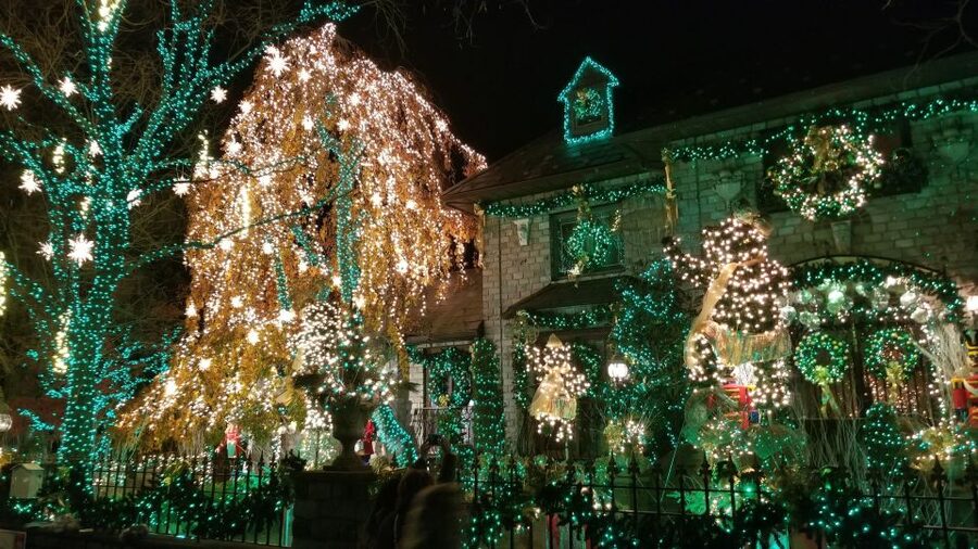 From Manhattan: 4-Hour Brooklyn Christmas Magic Tour - The route back passes Manhattan icons