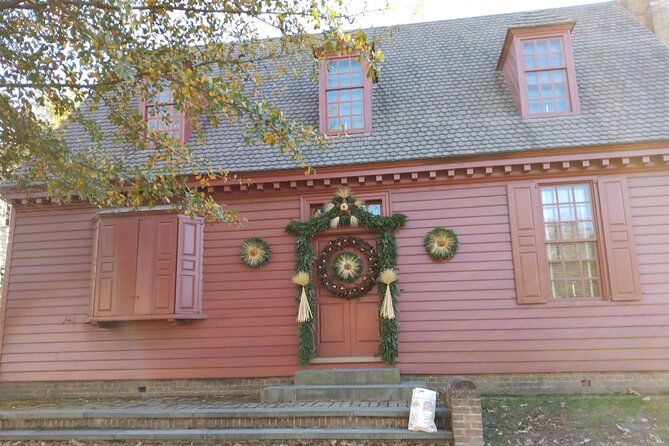 Guided Colonial Christmas Tour in Williamsburg - The Capitol Building and public Williamsburg