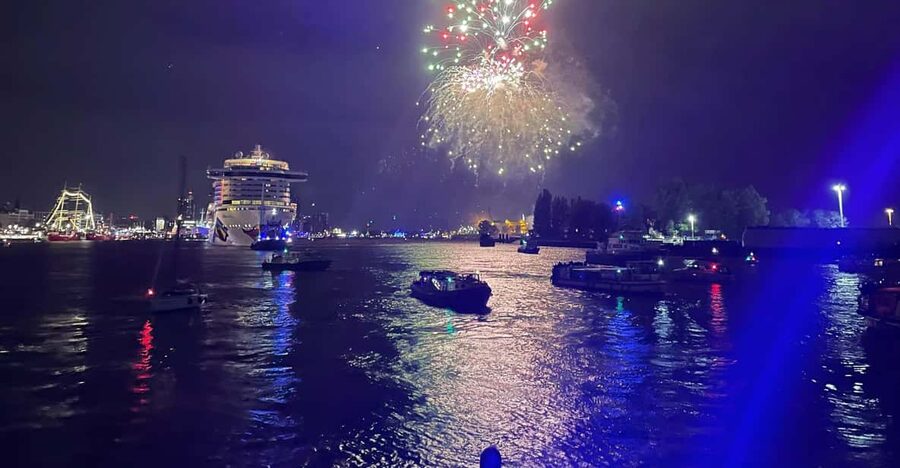 Hamburg: New Years Eve Harbour Cruise - Setting out from Landungsbrücken around 22:15