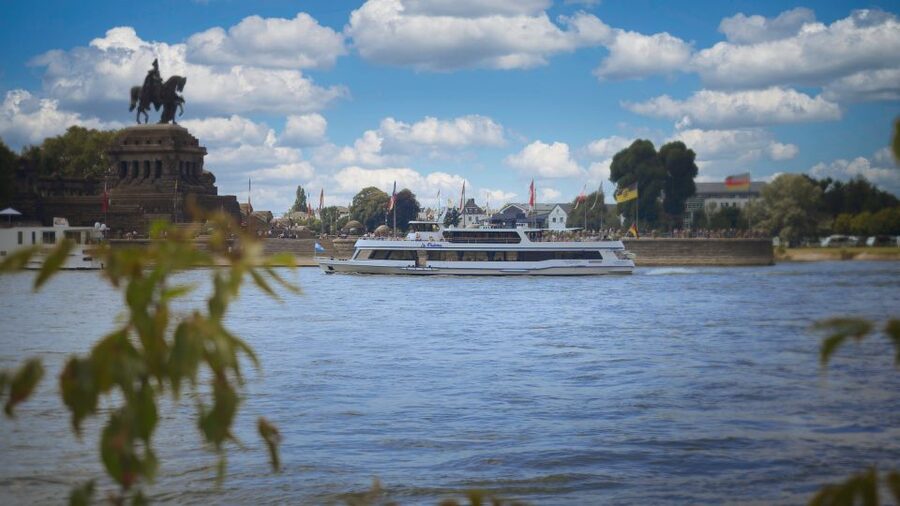 Koblenz: Christmas Boat Tour with Mulled Wine - What the one-hour Koblenz cruise is really like