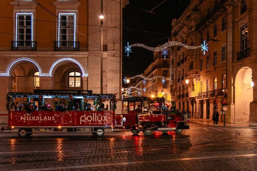 Lisbon: Christmas Flexible Walking Tour - Rua Garrett and the final walk to Praça do Município