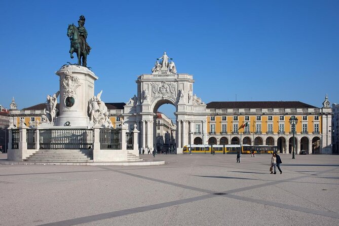 Lisbon: Fireworks, Music and Open Bar in New Year's Eve Cruise - Why Lisbon’s New Year’s Eve Works From the Water