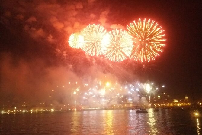 Lisbon: Fireworks, Music and Open Bar in New Year's Eve Cruise - Open Bar, Raisins, and the Missing Dinner