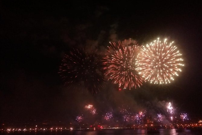 Lisbon: Fireworks, Music and Open Bar in New Year's Eve Cruise - The 25 April Bridge and Saint George’s Castle