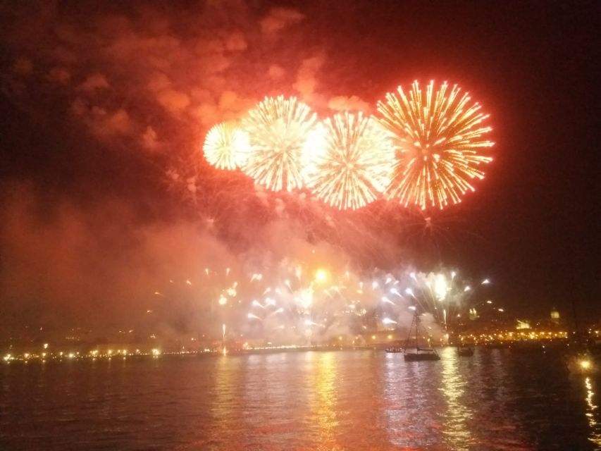 Lisbon: New Year's Eve Tagus River Cruise with Open Bar - What the open bar really adds