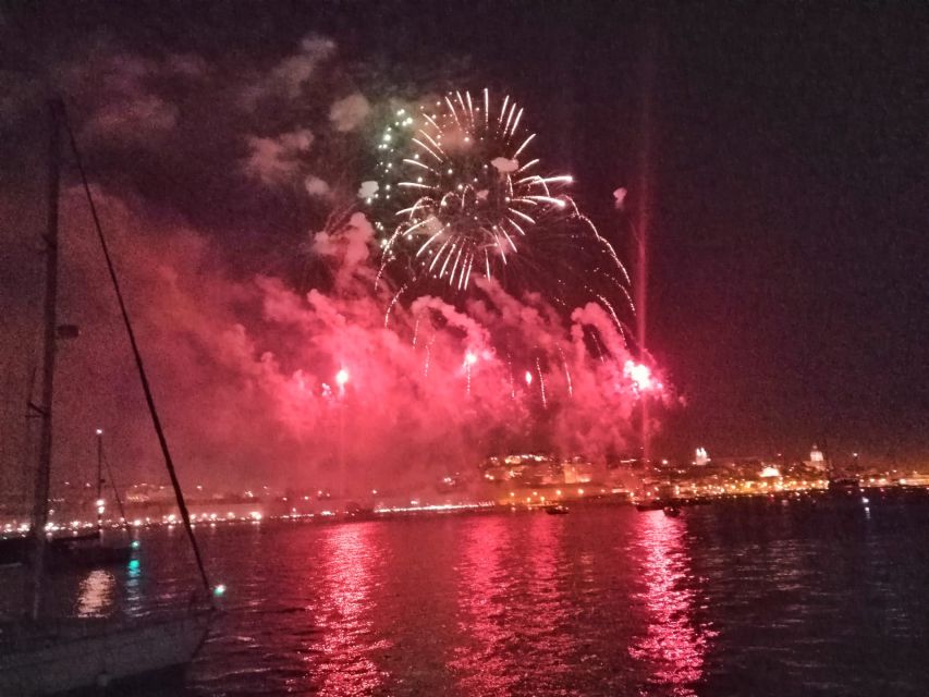 Lisbon: New Year's Eve Tagus River Cruise with Open Bar - How the timing works in practice