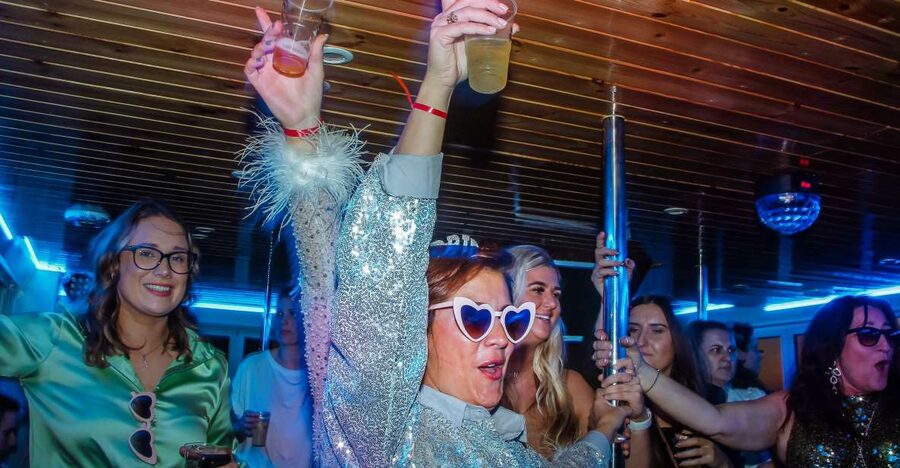 Lisbon: New Year's Eve with Live Dj Fireworks and Open Bar - The first cruise along Alfama