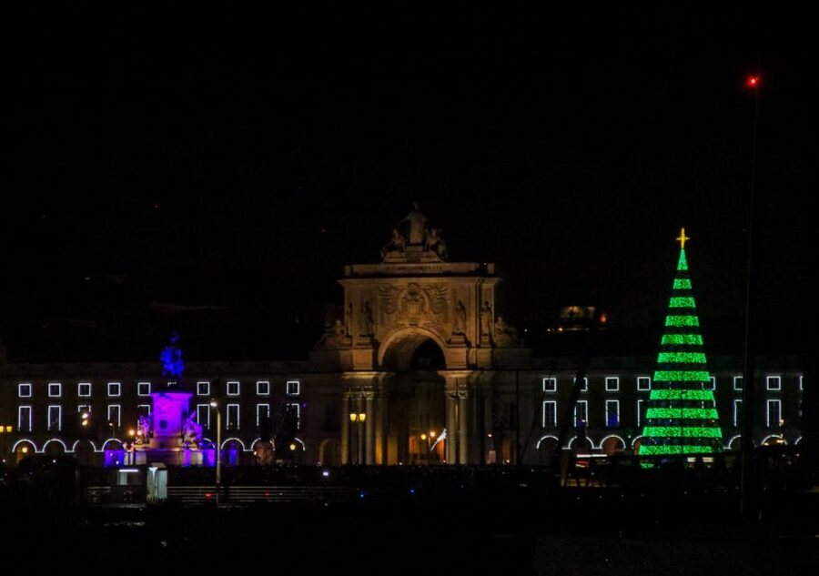 Lisbon: New Year's Eve with Live Dj Fireworks and Open Bar - Who will enjoy this most