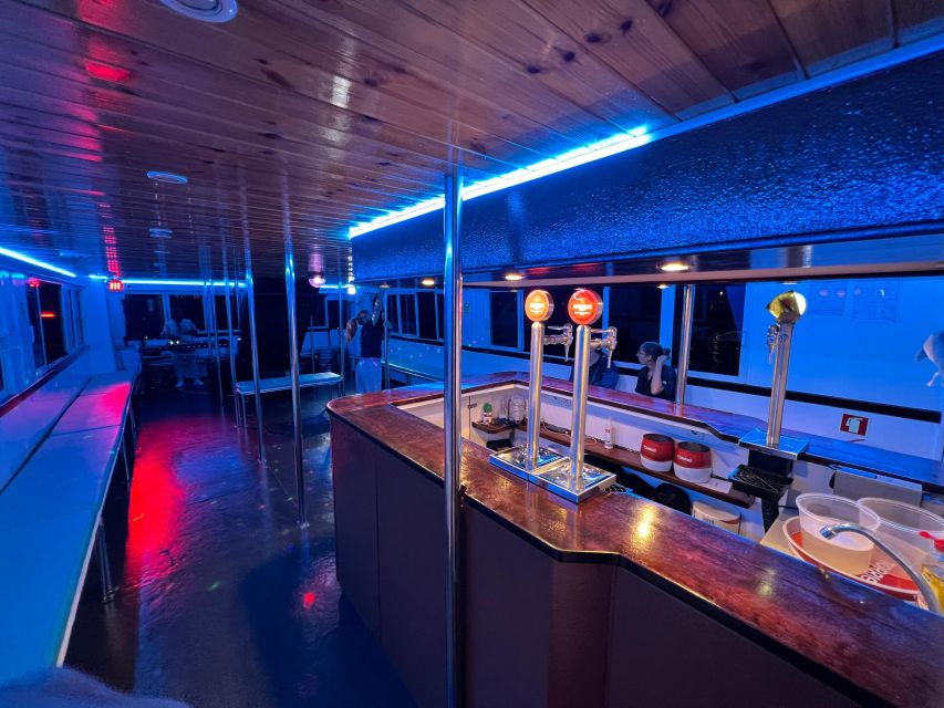 Lisbon: New Year's Eve with Live Dj Fireworks and Open Bar - Meeting at Doca da Marinha